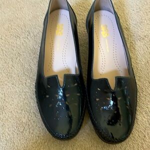 Extra wide SAS dress shoes.  Too big for me.